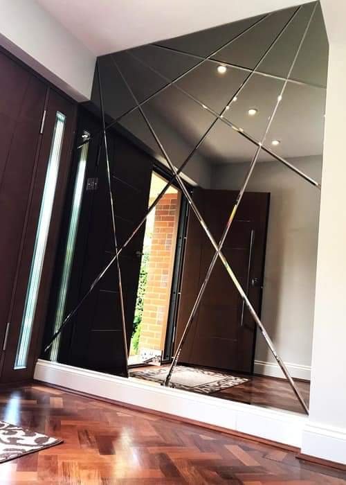 Detaliu de ambient cu finisaje premium și oglindă decorativă