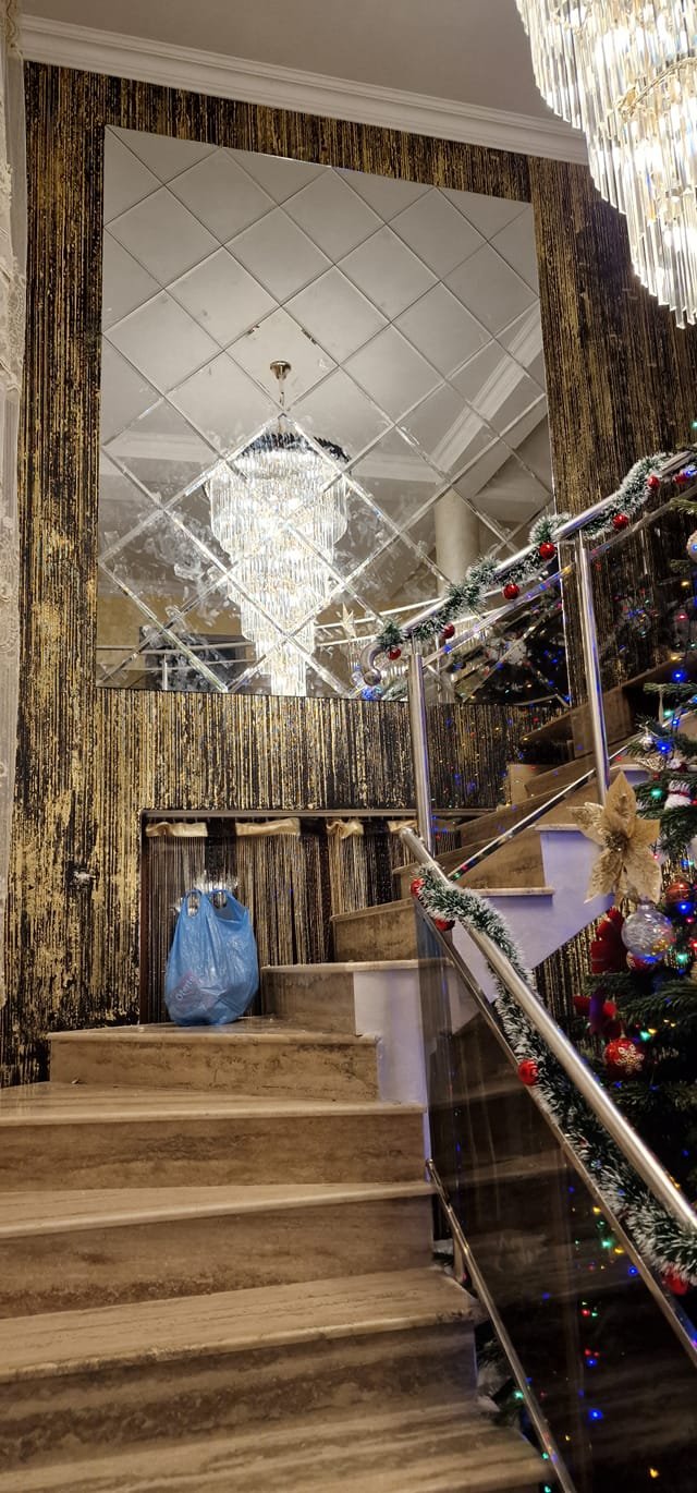 Spațiu interior luminos cu accente decorative